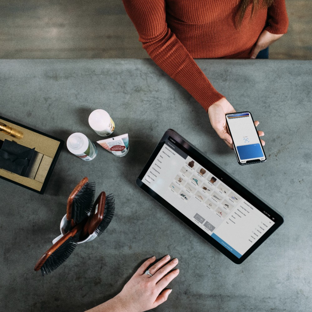 Klant betaalt met smartphone via krachtig kassasysteem
